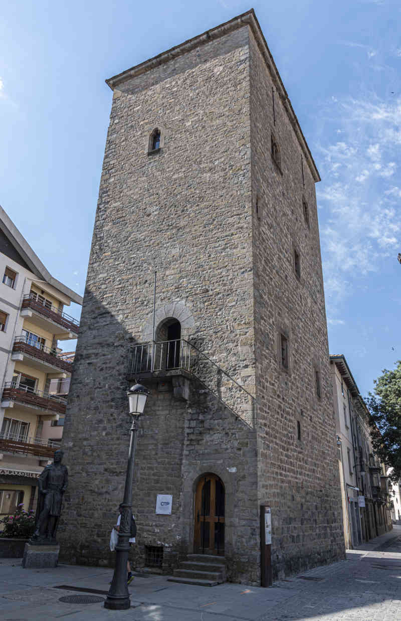 Huesca - Jaca 30 - torre del Reloj.jpg